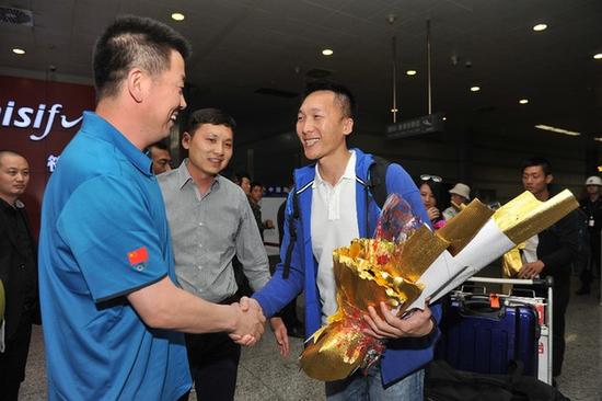 山西汾酒俱樂部領導在機場迎接許晉哲