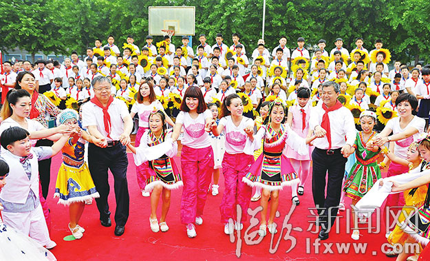 羅清宇岳普煜等市領導與少年兒童共慶“六一”兒童節(jié)