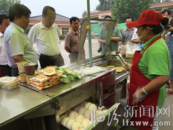 市商務局局長張劍了解早餐情況.jpg