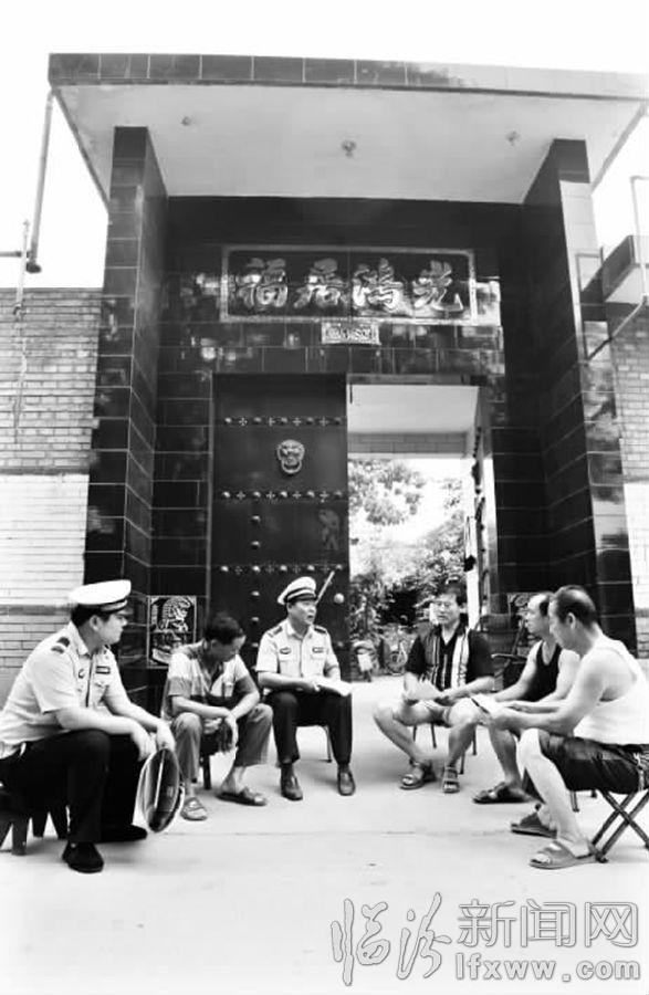 襄汾縣公安局交警大隊引深“大會戰(zhàn)”宣傳教育工作