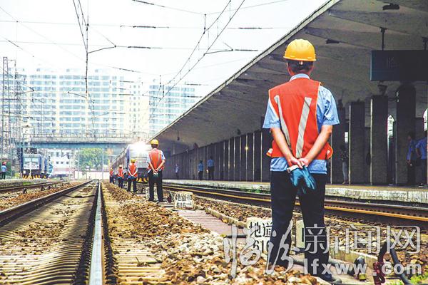 迎接即將進站的列車