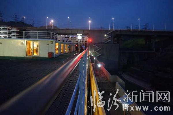 臨汾新聞網(wǎng)記者受邀三峽采風(fēng)(三):體驗(yàn)萬噸巨輪上臺階