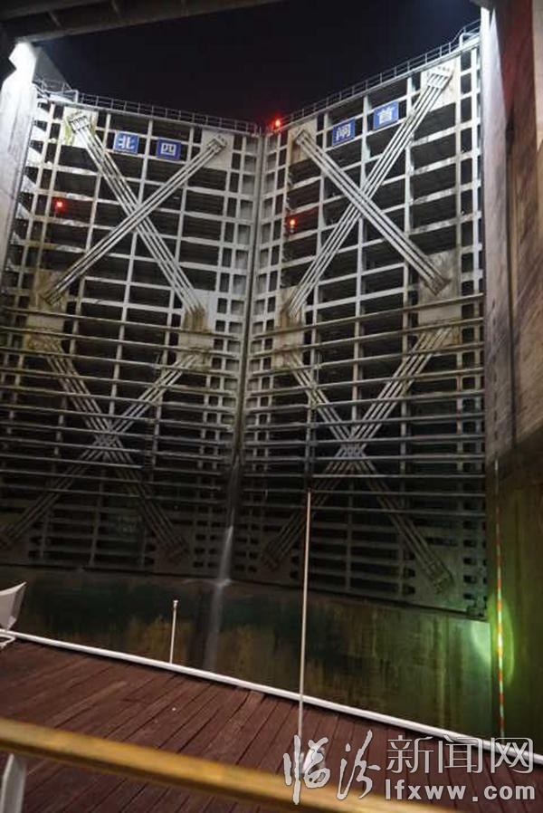 臨汾新聞網(wǎng)記者受邀三峽采風(fēng)(三):體驗(yàn)萬噸巨輪上臺階