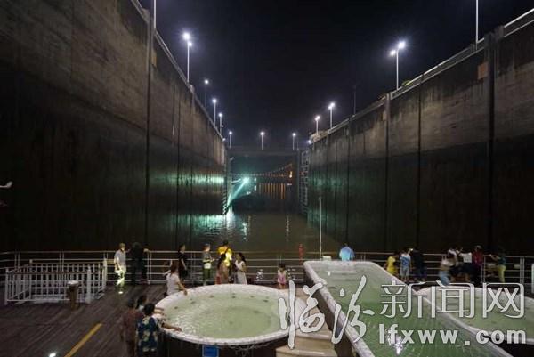 臨汾新聞網(wǎng)記者受邀三峽采風(fēng)(三):體驗(yàn)萬噸巨輪上臺階