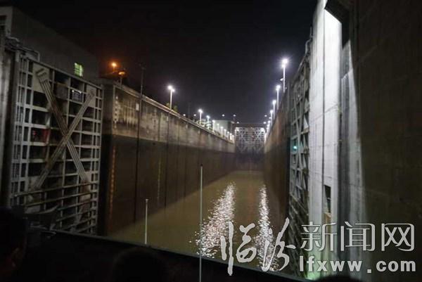 臨汾新聞網(wǎng)記者受邀三峽采風(fēng)(三):體驗(yàn)萬噸巨輪上臺階