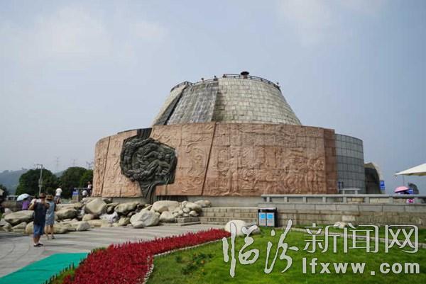 臨汾新聞網(wǎng)記者受邀三峽采風(fēng)(三):體驗(yàn)萬噸巨輪上臺階