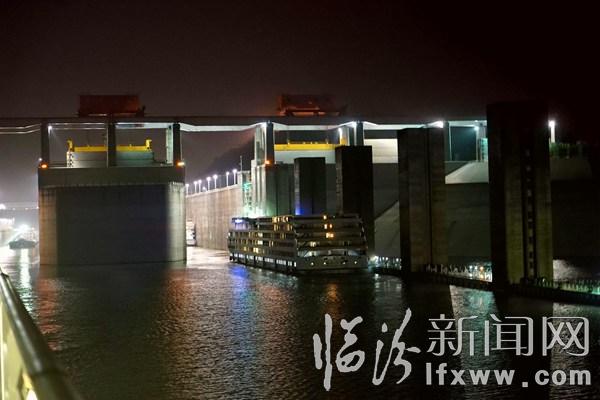 臨汾新聞網(wǎng)記者受邀三峽采風(fēng)(三):體驗(yàn)萬噸巨輪上臺階