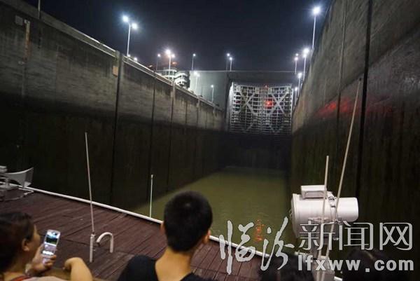 臨汾新聞網(wǎng)記者受邀三峽采風(fēng)(三):體驗(yàn)萬噸巨輪上臺階