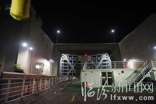 臨汾新聞網(wǎng)記者受邀三峽采風(fēng)(三):體驗(yàn)萬噸巨輪上臺階