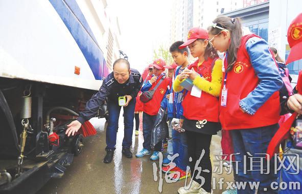 晚報小記者走近環(huán)衛(wèi)工