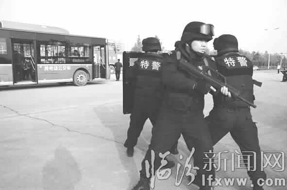 臨汾市開展城市公交車防爆處置演練活動
