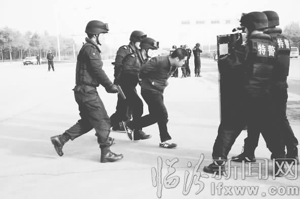 臨汾市開展城市公交車防爆處置演練活動