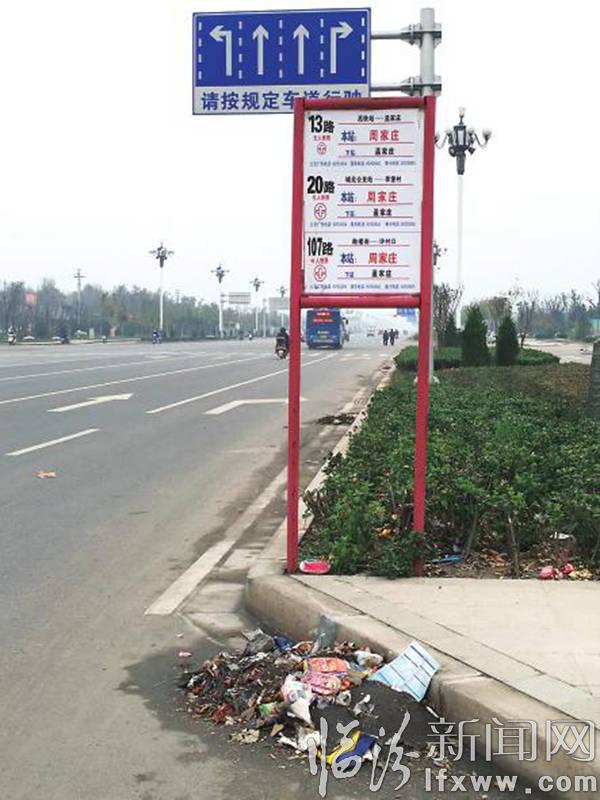 臨汾臉譜橋東:垃圾再度泛濫 亂象令人心憂(yōu)