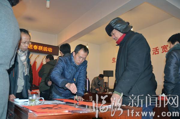 山西師大書法家協會、克偉寫字坊開展“送春聯、下鄉村”活動
