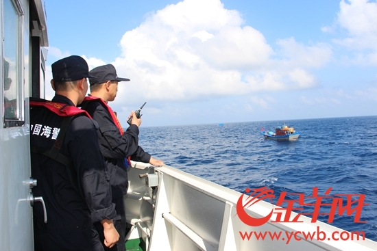 海警官兵驅離外籍非法捕撈船只