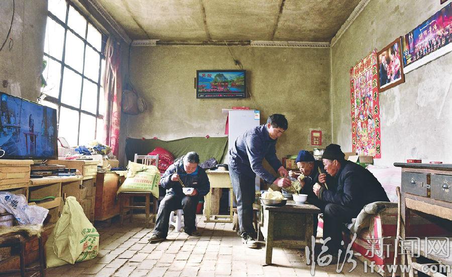 徐福生一如既往地照顧著身邊這兩位親人。飯菜做得軟硬合適,讓老人們吃著舒心。