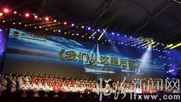 臨汾同盛試驗中學5000名師生合唱“圓夢路上”