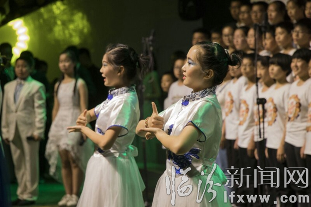 臨汾同盛試驗中學5000名師生合唱“圓夢路上”