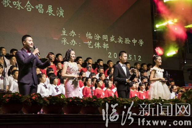 臨汾同盛試驗中學5000名師生合唱“圓夢路上”