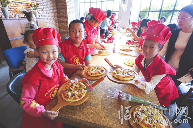 臨汾:小記者變身貼心“小主廚” 為媽媽制作愛的披薩