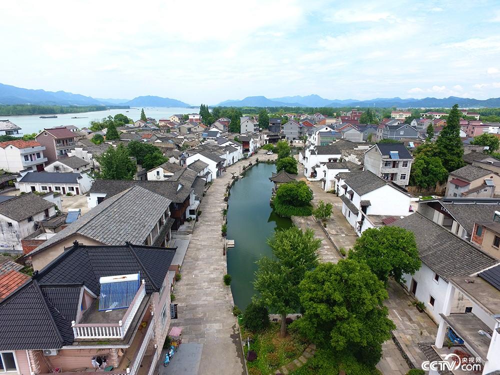 浙江特色小鎮遍地開花,圖為富春江畔。(浙江省網信辦提供)