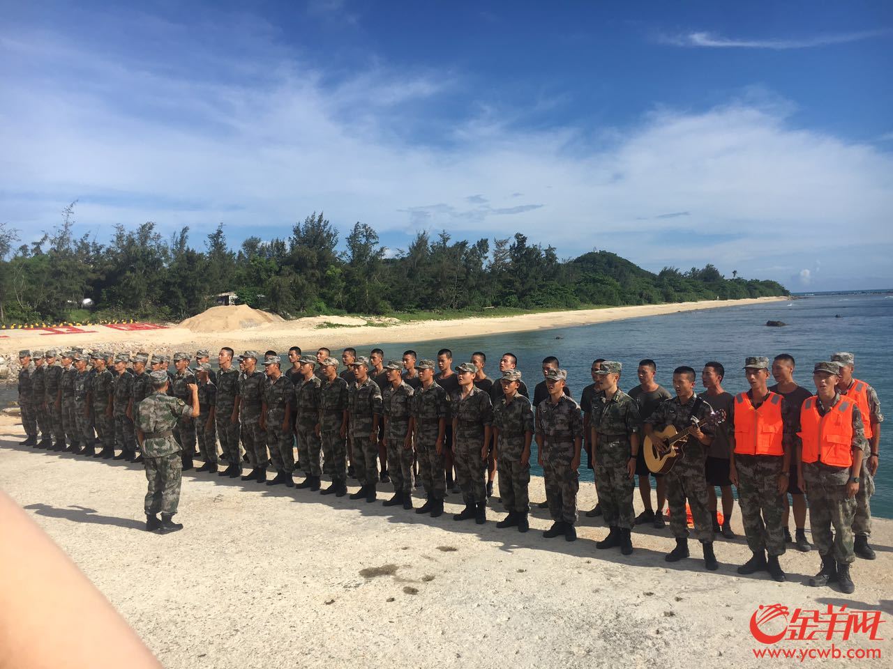 第三張:東瑁洲島上的守島戰(zhàn)士。 區(qū)健妍攝(備注:放在第二個小標(biāo)題文末) 第三張:東瑁洲島上的守島戰(zhàn)士。 區(qū)健妍攝(備注:放在第二個小標(biāo)題文末)