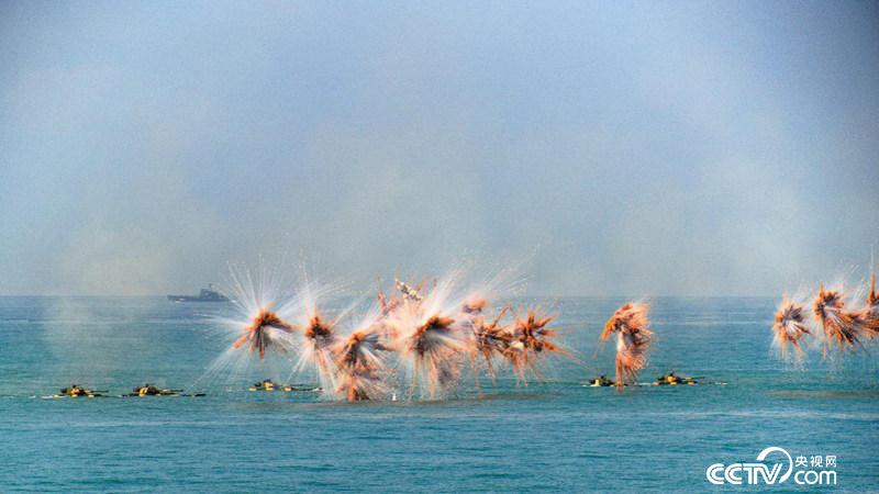 演習中,王銳帶領809車組全速突擊上陸,圓滿完成演習任務。(彭希 攝)