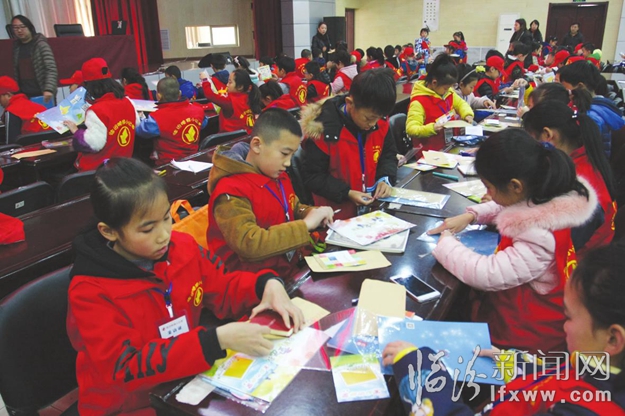 臨汾小記者:探索郵票知識 當個“小小集郵家”