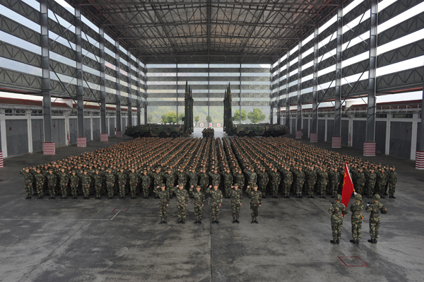 【黨的十九大精神進軍營】風(fēng)雨礪劍！火箭兵枕戈待旦只為導(dǎo)彈騰飛