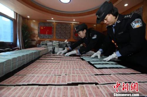 資料圖:警方正在清點假火車票以及單據等。 胡金力 攝 資料圖:警方正在清點假火車票以及單據等。 胡金力 攝