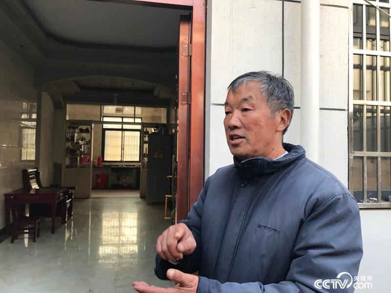 申術發給記者算脫貧賬。（孔華/攝）