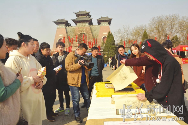 臨汾:非遺傳承人 廟會(huì)展絕技