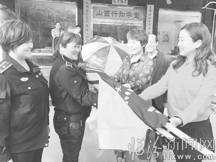 臨汾:為環(huán)衛(wèi)工人送“清涼”