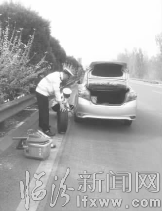 臨汾:車輛高速爆胎 民警快速處置