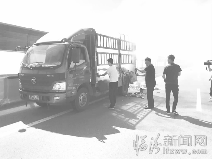 臨汾:高速貨車起火 熱心小伙迅速撲救獲點(diǎn)贊