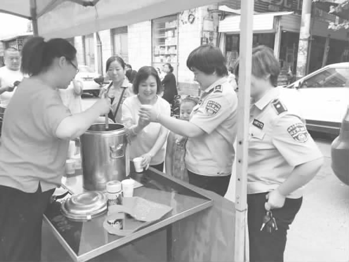 臨汾:高考路上 有一種愛(ài)叫默默陪伴