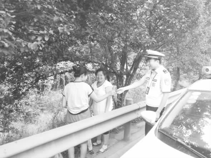 民眾高速摘野果 臨汾交警提示不能這樣做