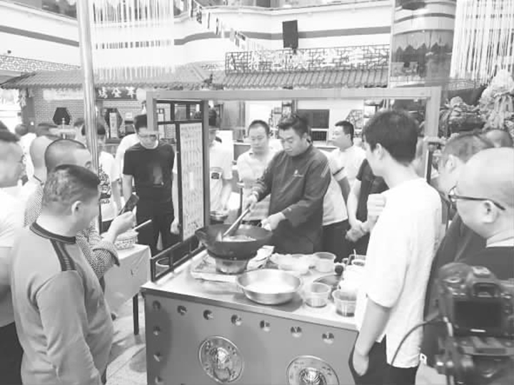 臨汾:烹飪大師“傳經送寶”助旅發創企業品牌