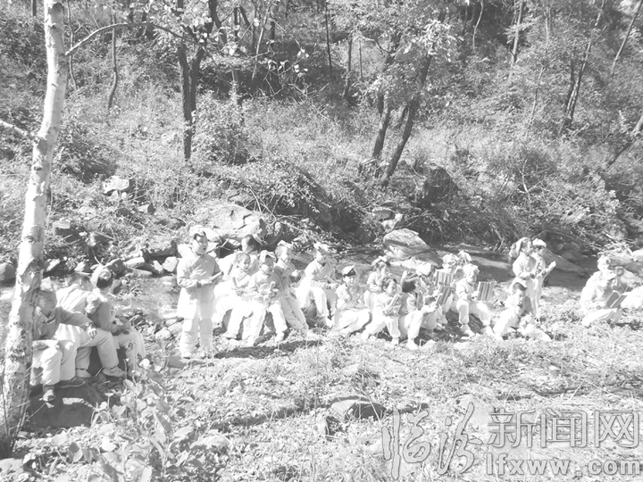 臨汾:著漢服誦經(jīng)典 百余名小學(xué)生走進(jìn)霍山懷抱