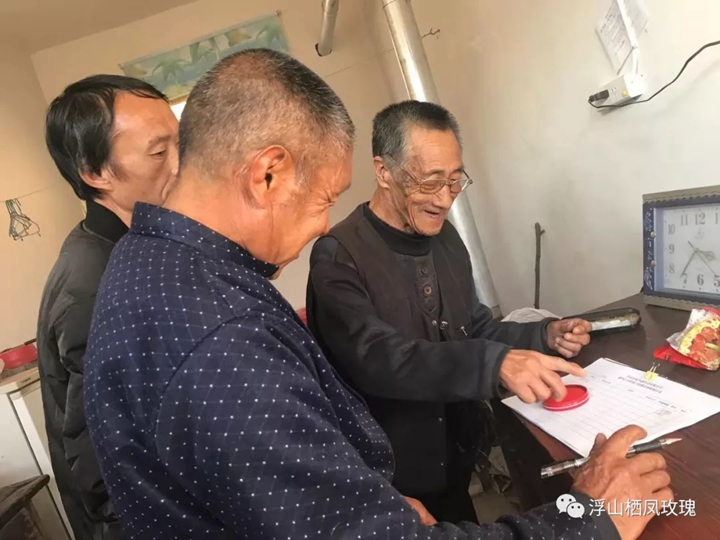 浮山縣康杰副食品有限公司實(shí)施種植玫瑰花產(chǎn)業(yè)扶貧