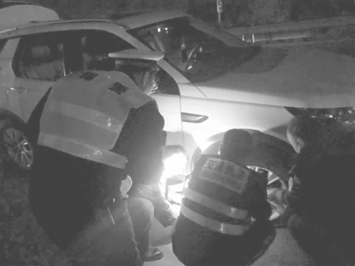 溫馨臨汾:車輪爆胎 熱心人幫忙更換