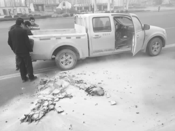 臨汾:皮卡著火 公交司機(jī)沉著應(yīng)對(duì)除隱患