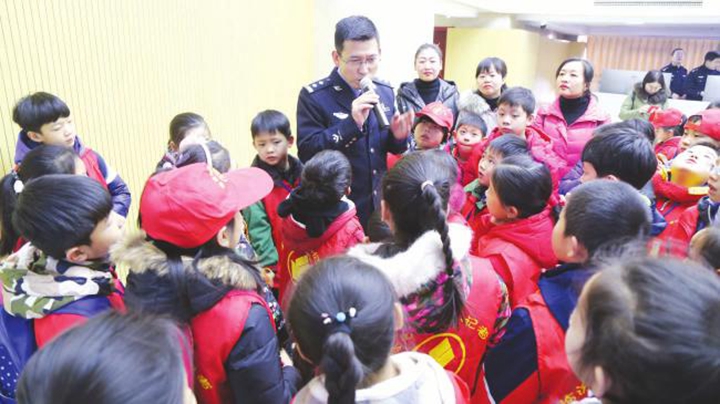 臨汾:警營(yíng)開(kāi)放日 小記者牽手110