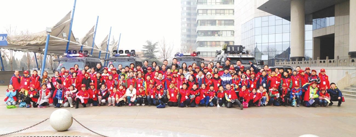 臨汾:警營(yíng)開(kāi)放日 小記者牽手110