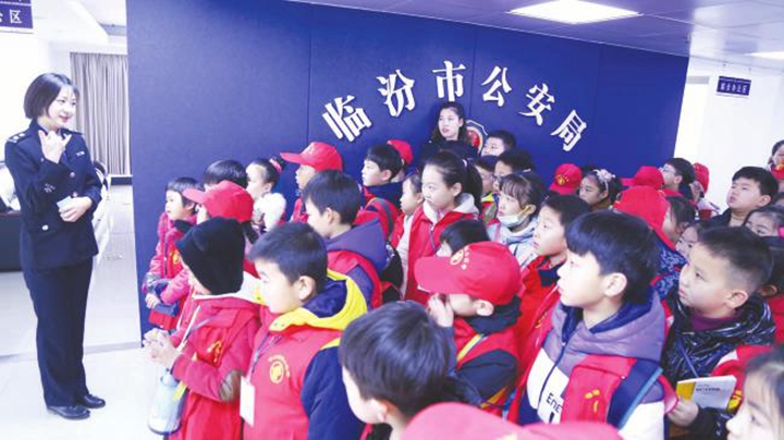臨汾:警營(yíng)開(kāi)放日 小記者牽手110