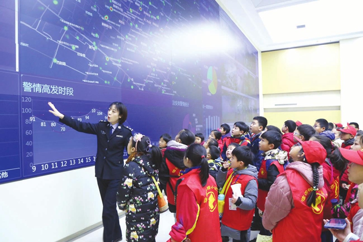 臨汾:警營(yíng)開(kāi)放日 小記者牽手110