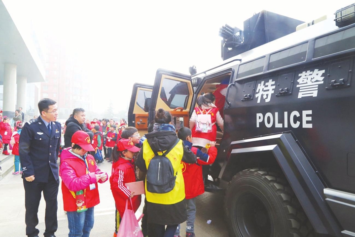 臨汾:警營(yíng)開(kāi)放日 小記者牽手110