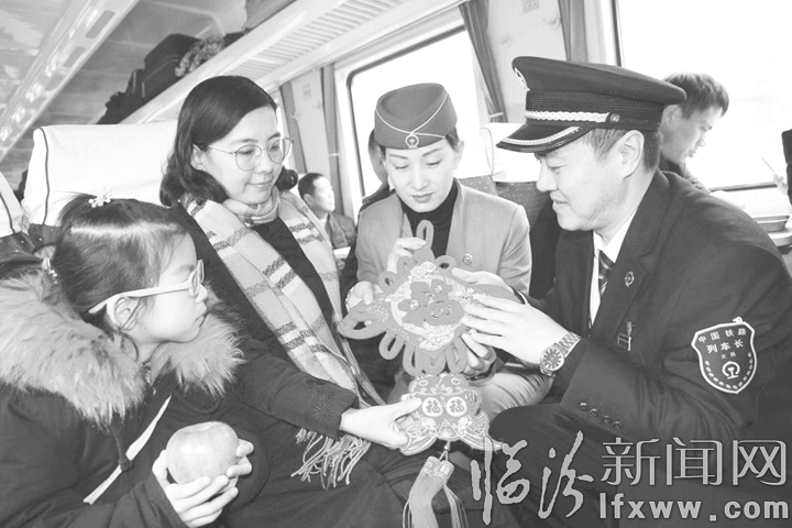 臨汾:列車(chē)上的大年 別樣的溫暖
