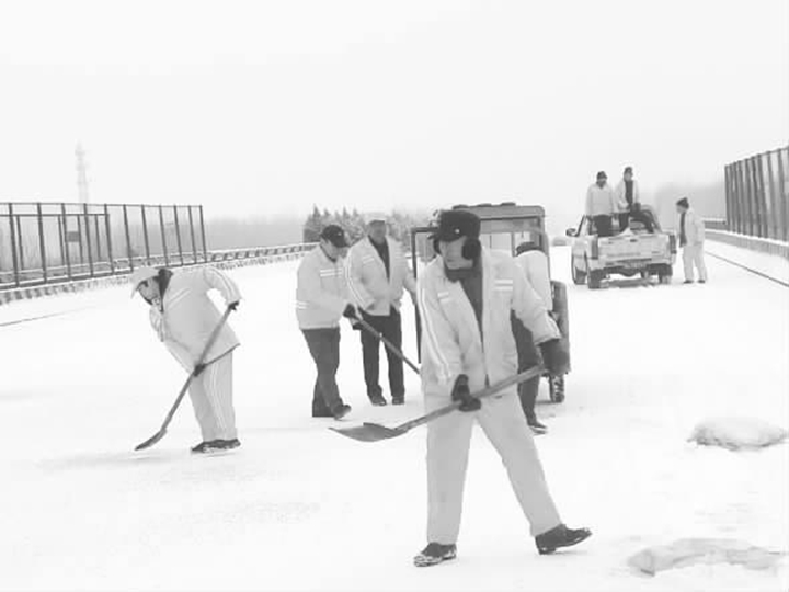臨汾:公路線上融雪忙