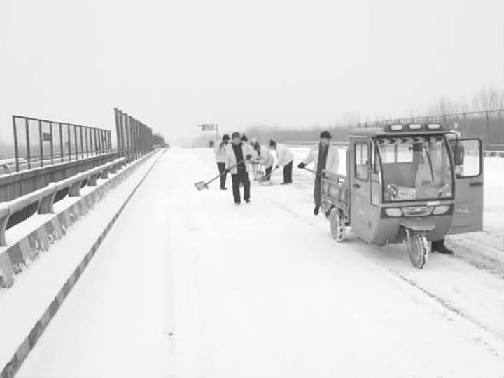 臨汾:公路線上融雪忙